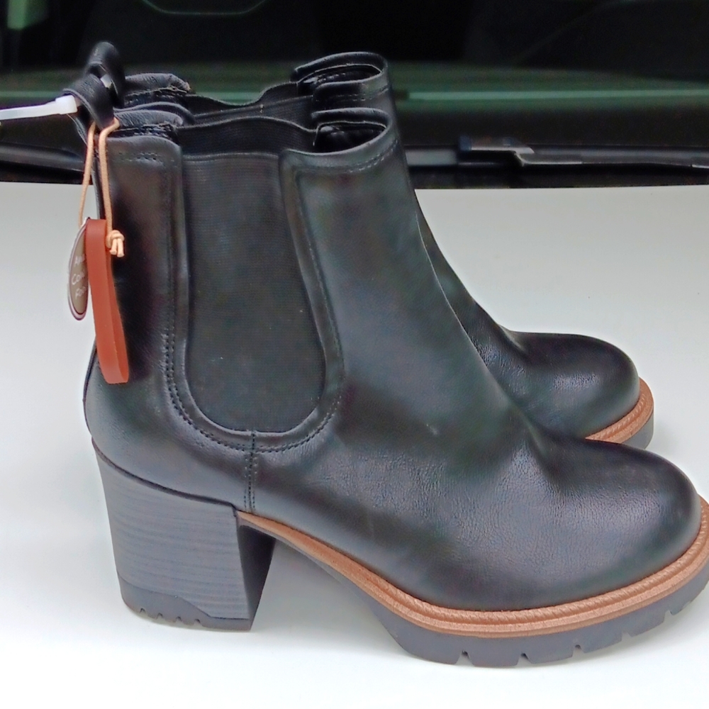 Boots - Picture 3 of 4